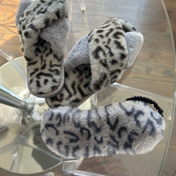NWT SURELL faux fur slipper and eye mask set - Picture 2 of 3